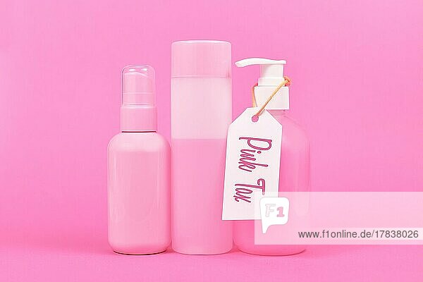 Rosa Steuerkonzept mit verschiedenen stereotypen rosafarbenen Hygieneprodukten  die an Frauen vermarktet werden