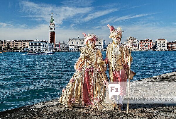 Karnevalsmasken vor dem Panorama der Stadt mit Campanile und Dogenpalast  Venedig  Venetien  Adria  Norditalien  Italien  Europa