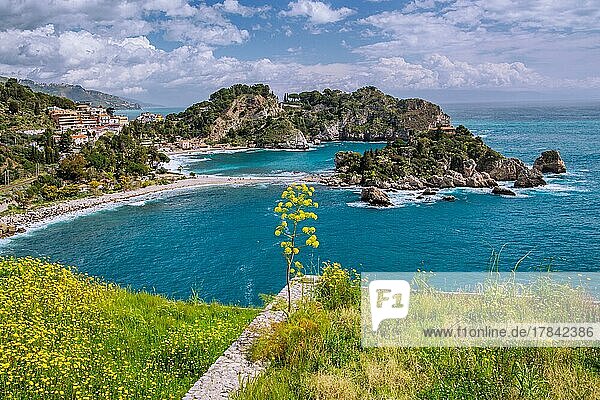 Küstenlandschaft mit der Isola Bella im Frühling  Taormina  Ostküste  Sizilien  Italien  Europa