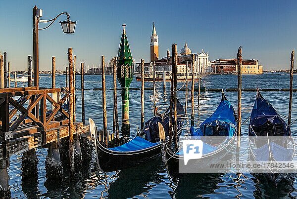 Gondeln an der Wasserfont mit der Insel San Giorgio  Venedig  Venetien  Adria  Norditalien  Italien  Europa