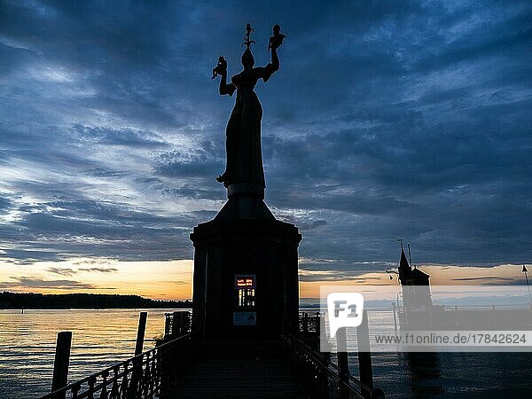 Statue der Imperia an der Konstanzer Hafeneinfahrt im Morgenlicht vor Sonnenaufgang  Altstadt  Konstanz  Baden-Württemberg  Deutschland  Europa