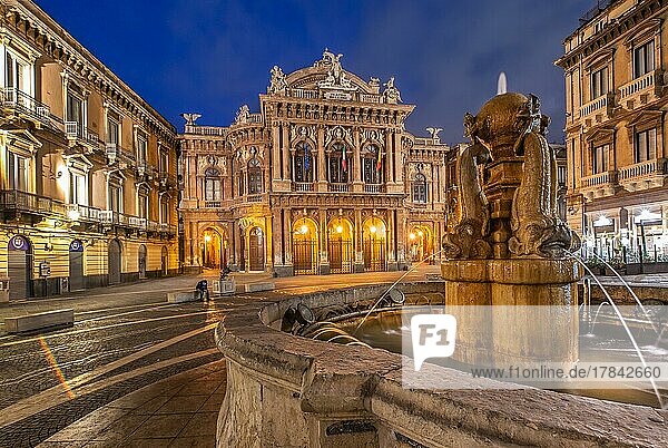 Opernhaus Teatro Massimo Bellini in der Altstadt am Abend  Catania  Ostküste  Sizilien  Italien  Europa