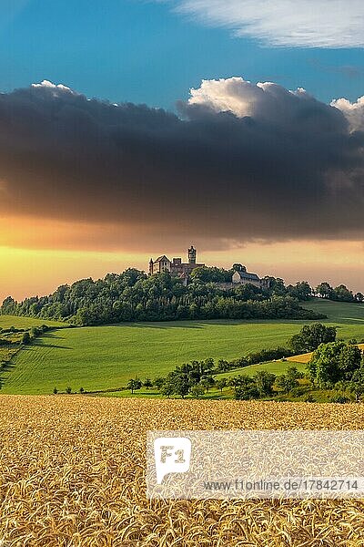 Eine Burg in einer Landschaft mit gedreidefeld und sonnenuntergang  Ronneburg  ronneburg  hessen  Deutschland  Europa