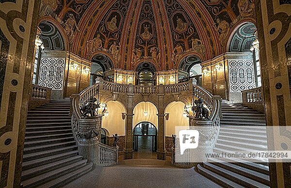Historischer Treppenaufstieg im Rathaus Dresden  Deutschland  Europa