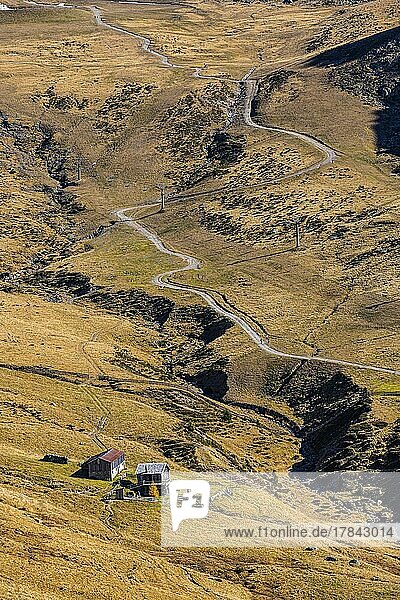 Kurviger Wanderweg  vorne eine kleine Berghütte  im Ski- und Wandergebiet Meran 2000  nahe Meran  Südtirol  Italien  Europa