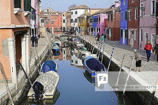 Farbenfroh bemalte Häuser  Boote im Kanal von Burano  Burano-Insel in der Lagune von Venedig  Italien  Europa