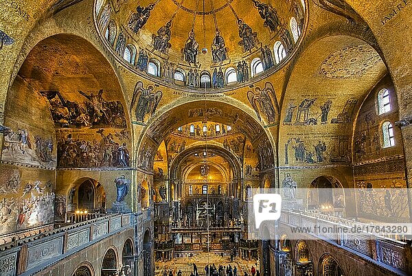 Kirchenschiff im Markusdom mit Wänden voller Goldmosaike  Venedig  Venetien  Adria  Norditalien  Italien  Europa