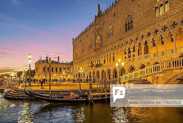 Dogenpalast an der Wasserfront mit Gondel nach Sonnenuntergang bei Abenddämmerung Venedig Venetien Adria Norditalien Italien Europa