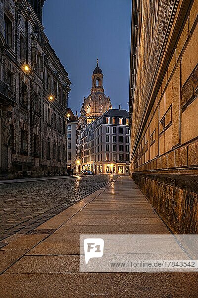 Nachts in den gepflasterten Straßen von Dresden  Deutschland  Europa