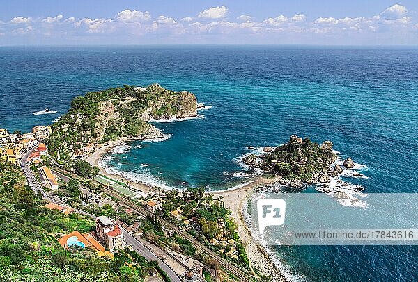 Küstenlandschaft mit der Isola Bella im Frühling  Taormina  Ostküste  Sizilien  Italien  Europa