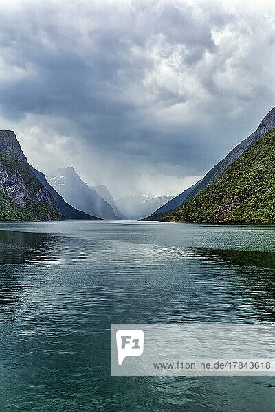 Eikesdalsee  Eikesdalvatnet mit hohen wolkenverhangenen Bergen  Eikesdal  Eikesdalen  Molde  More og Romdal  Norwegen  Europa