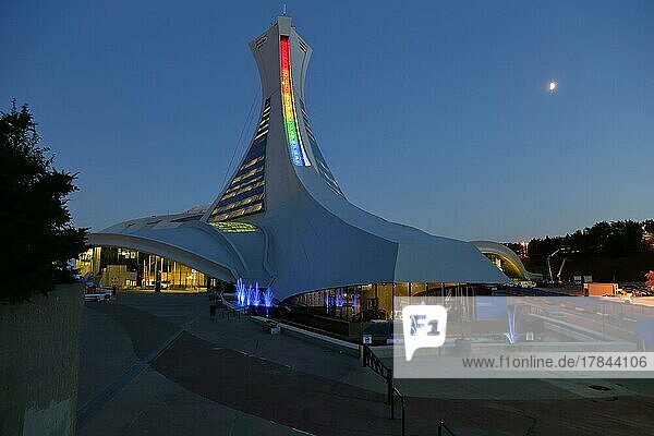 Illumination des Olympiastadions mit Regenbogenfarben  Montreal  Provinz Quebec  Kanada  Nordamerika
