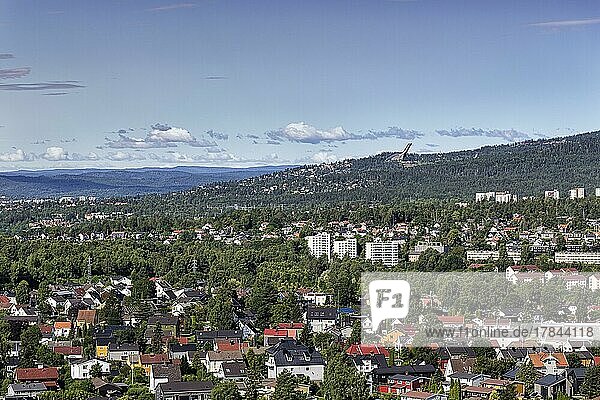 Aussicht vom Grefsenkollen auf Häuser und Waldgebiete  Blick auf die Stadt und den Berg Holmenkollen mit Skischanze  Oslo  Norwegen  Europa