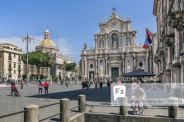 Domplatz mit Dom in der Altstadt  Catania  Ostküste  Sizilien  Italien  Europa