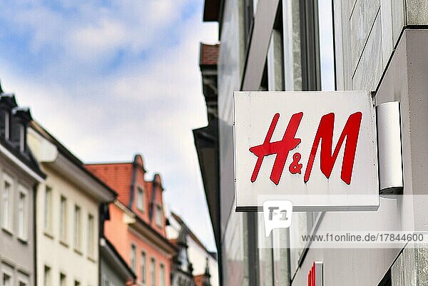 Ladenschild von H&M  einem multinationalen Bekleidungseinzelhandelsunternehmen  das für billige Fast Fashion Kleidung bekannt ist  Konstanz  Deutschland  Europa