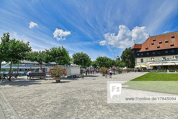 Park mit Touristen an einem sonnigen Tag am Hafen der Stadt Kontanz  Konstanz  Deutschland  Europa