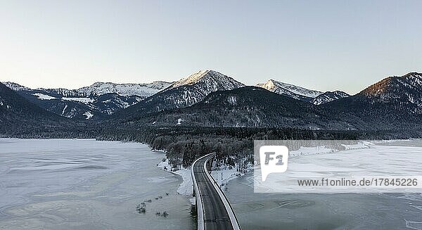 Abendstimmung  Panorama vom Sylvensteinsee  Faller-Klamm-Brücke  Karwendel-Gebirge  bei Lenggries  Isarwinkel  Drohnenaufnahme im Winter mit Schnee  Oberbayern  Bayern  Deutschland  Europa