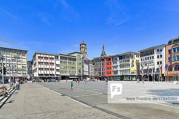 Marktplatz mit bunten Altbauten in der Stuttgarter Innenstadt an einem sonnigen Tag