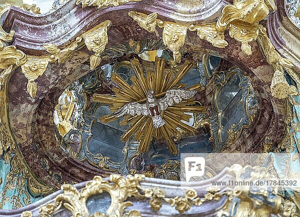 Wallfahrtskirche zum Gegeißelten Heiland auf der Wies Wieskirche UNESCO-Weltkulturerbe Taube als Symbol des Heiligen Geistes im Kanzeldeckel Steingaden Bayern Deutschland Europa