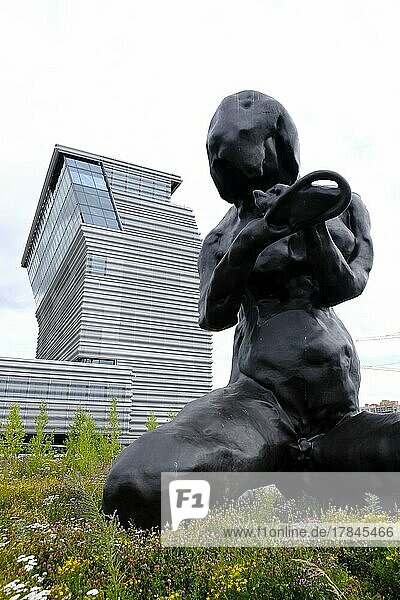 Skulptur Mutter von Tracey Emin vor dem neuen Munchmuseum  Oslo  Norwegen  Europa