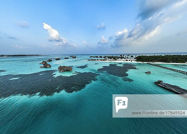 Luftaufnahme  Gili Lankanfushi mit Wasserbungalows  Indischer Ozean  Lankanfushi  Nord-Malé-Atoll  Malediven  Asien