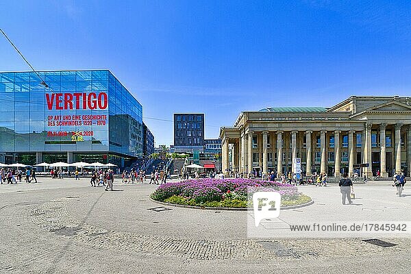 Stadtplatz und öffentlicher Park namens Schlossplatz mit Blumen  altem historischem Einkaufszentrum und modernem Kunstmuseum an einem sonnigen Tag  Stuttgart  Deutschland  Europa