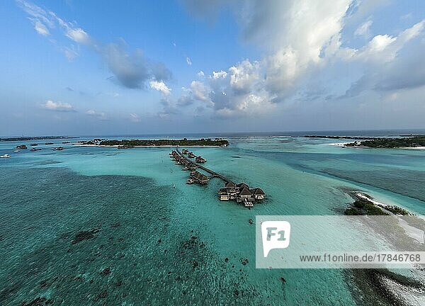 Luftaufnahme  Gili Lankanfushi mit Wasserbungalows  Indischer Ozean  Lankanfushi  Nord-Malé-Atoll  Malediven  Asien