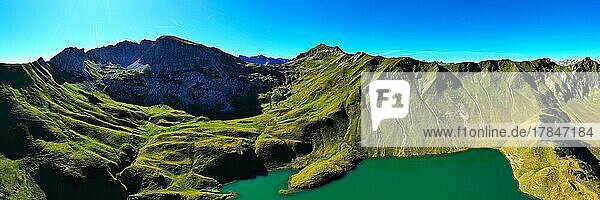 Der Schrecksee ist ein kleiner Hochgebirgssee mit beeindruckendem Panorama. Hinterstein  Allgäuer Alpen  Bayern  Deutschland  Europa