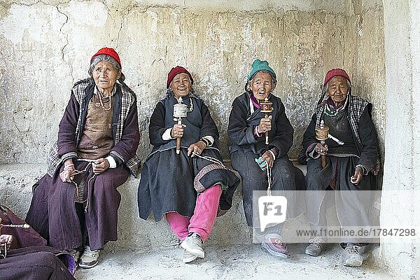 Alte Ladkhi-Frauen mit Gebetskette und Gebetsmühlen  Lamayuru-Kloster oder Lamayuru Gompa  Lamayuru  Ladakh  Indien  Asien