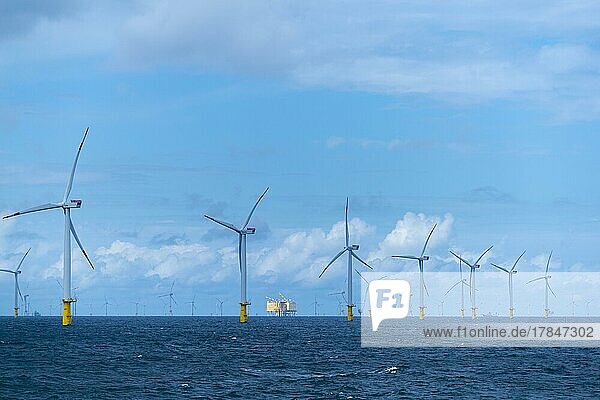 Offshore-Windpark Meerwind Wirtschaftszone nordwestlich Helgoland Plattform Nordsee Deutschland Europa