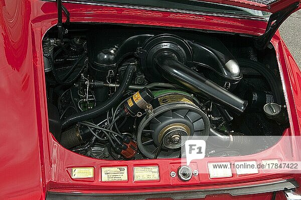 Blick in Motorraum mit luftgekühlter Motor Boxermotor von klassischer historischer Oldtimer Classic Car Porsche 911 E Targa aus 60er Jahre  Messe Techno Classica  Essen  Nordrhein-Westfalen  Deutschland  Europa