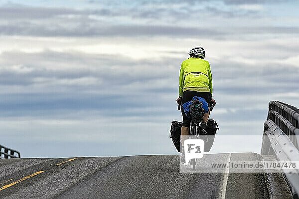 Radfahrer auf Atlantikstraße Brücke Norwegische Landschaftsroute Atlanterhavsveien zwischen Molde und Kristiansund Møre og Romsdal Atlantikküste Norwegen Europa