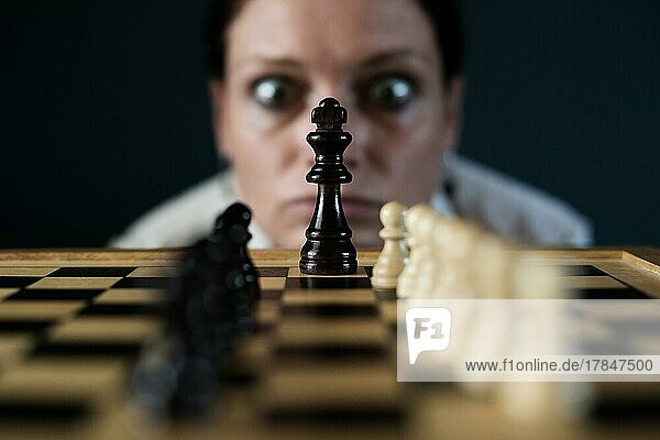 Symbolbild  Verzweiflung  Erfolg  Verwirrung  Strategie  Frau mit einem Schachspiel