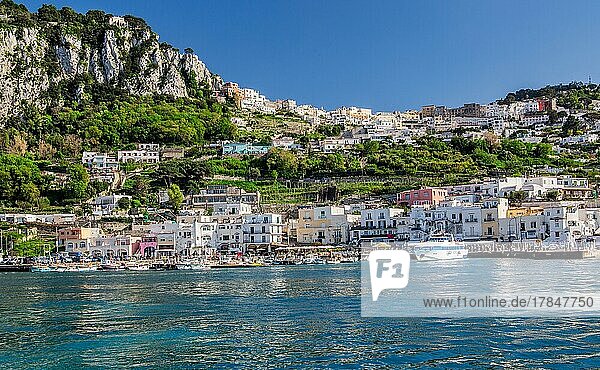 Hafenbucht Marina Grande mit Ortsüberblick  Capri  Golf von Neapel  Kampanien  Süditalien  Italien  Europa