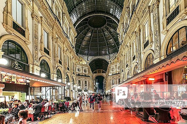 Galleria Vittorio Emanuele II am Abend  Mailand  Lombardei  Norditalien  Italien  Europa
