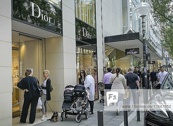 Warteschlange  Dior  Einkaufen  Menschen  Goethestraße  Frankfurt am Main  Hessen  Deutschland  Europa