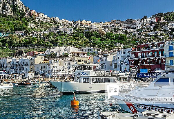 Hafenbucht Marina Grande mit Ortsüberblick  Capri  Golf von Neapel  Kampanien  Süditalien  Italien  Europa