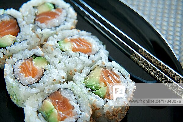 Lachs-Avocado-Sushi-Rolle