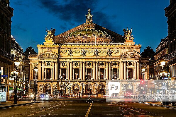 Opera Garnier im Palais Garnier bei Abenddämmerung  Paris  Ile de France  Westeuropa  Frankreich  Europa