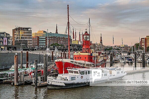 Museumsfeuerschiff und Barkassen an der Elbe im Hamburger Hafen bei Abendsonne  Hamburg  Land Hamburg  Norddeutschland  Deutschland  Europa