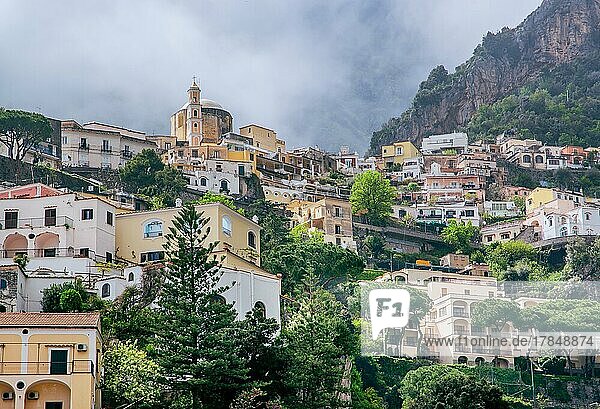 Häuser am Berghang mit kleiner Kirche  Positano  Amalfiküste  Golf von Salerno  Kampanien  Süditalien  Italien  Europa