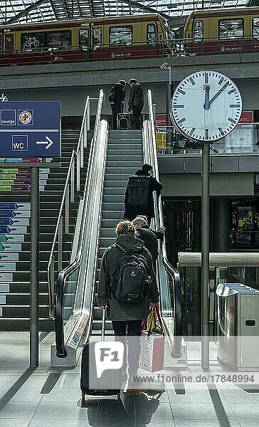 Reisende am Hauptbahnhof  Berlin  Deutschland  Europa