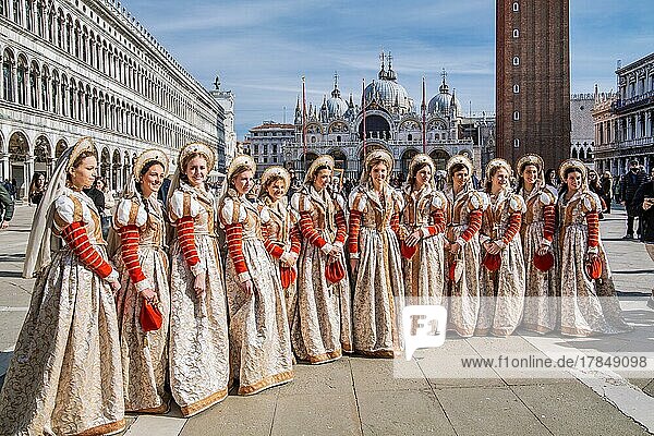 Frauengruppe in Renaissance-Gewändern auf dem Markusplatz mit Markusdom  Venedig  Venetien  Adria  Norditalien  Italien  Europa
