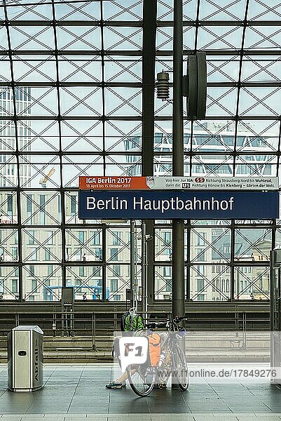 Hauptbahnhof Berlin  wenig Reisende  Berlin  Deutschland  Europa