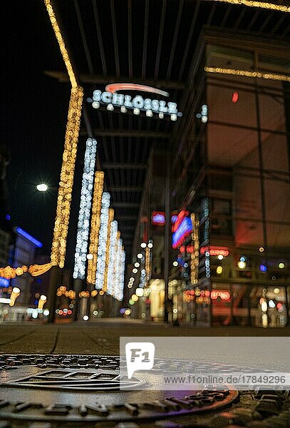 Weihnachtsbeleuchtung in der Pforzheimer Innenstadt  Gulli Deckel mit Emblem der Stadt Pforzheim im Vordergrund  Pforzheim  Deutschland  Europa