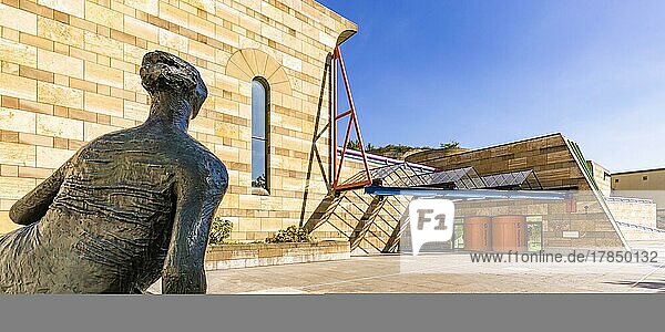 Skulptur von Henry Moore vor der Staatsgalerie  Kunstmuseum  Stuttgart  Baden-Württemberg  Deutschland  Europa