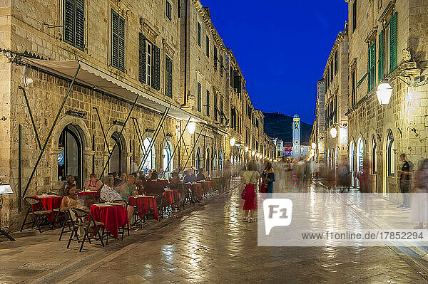 Menschen essen in einem Restaurant im Freien in der Abenddämmerung in der Altstadt  UNESCO-Weltkulturerbe  Dubrovnik  Kroatien  Europa