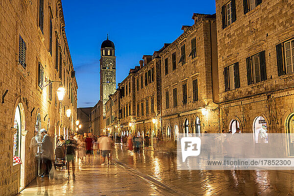 Hauptboulevard Stradun in der historischen Stadt Dubrovnik  UNESCO-Weltkulturerbe  Süddalmatien  Adriaküste  Kroatien  Europa