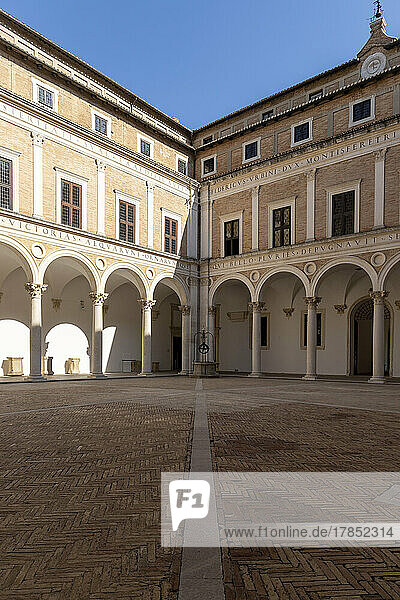 Der Ehrenhof  Palazzo Ducale  Urbino  Bezirk Urbino und Pesaro  Marken  Italien  Europa