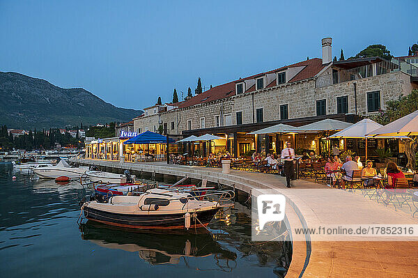 Restaurants am Wasser  Cavtat an der Adria  Cavtat  Dubrovnik Riviera  Kroatien  Europa